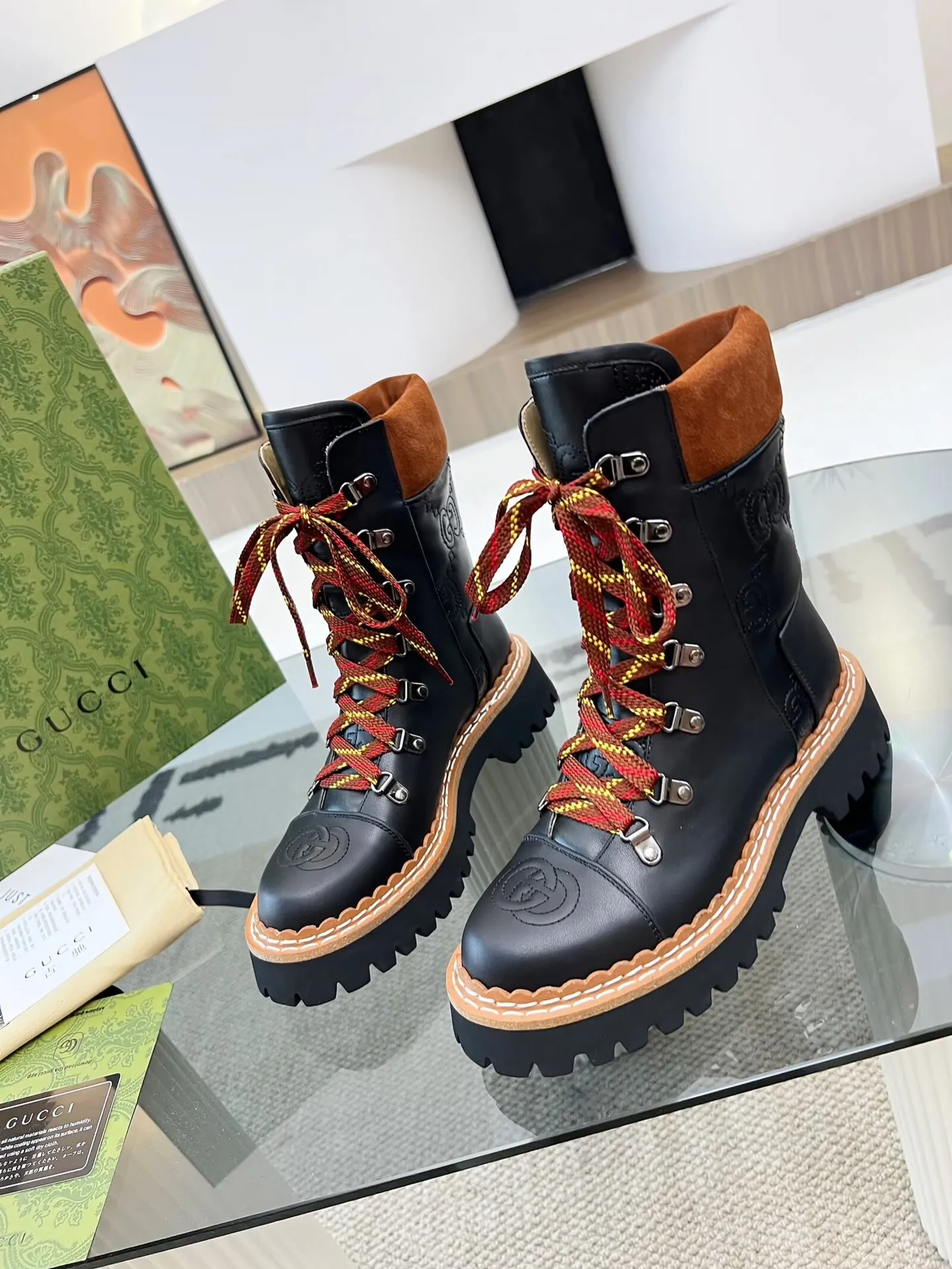 👟👟Ex-factory price 660👟👟 Autumn and winter GUCCI 8-inch ankle boots original model opening✅Double G electric embroidered toe cap Colored shoelaces, full of high-end feel [strong] Fabric: cowhide🐂, matte open edge beads Inner/foot pads: high-end apricot cowhide TPU outsole Heel height 4cm Color: black Size: 34-42 (34, 42 need to be customized) Packaging: Comes with card and cloth bag.